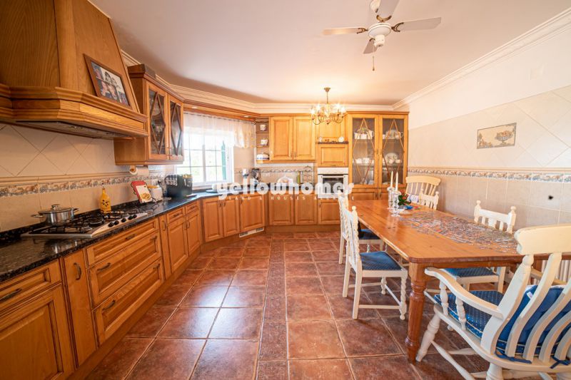 A 4-bedroom villa with central heating and pool near Boliqueime